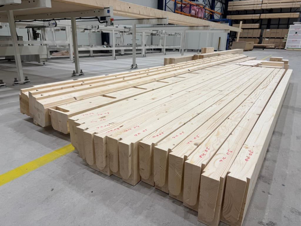 Vorgefertigte Holzbalken in der Produktionshalle