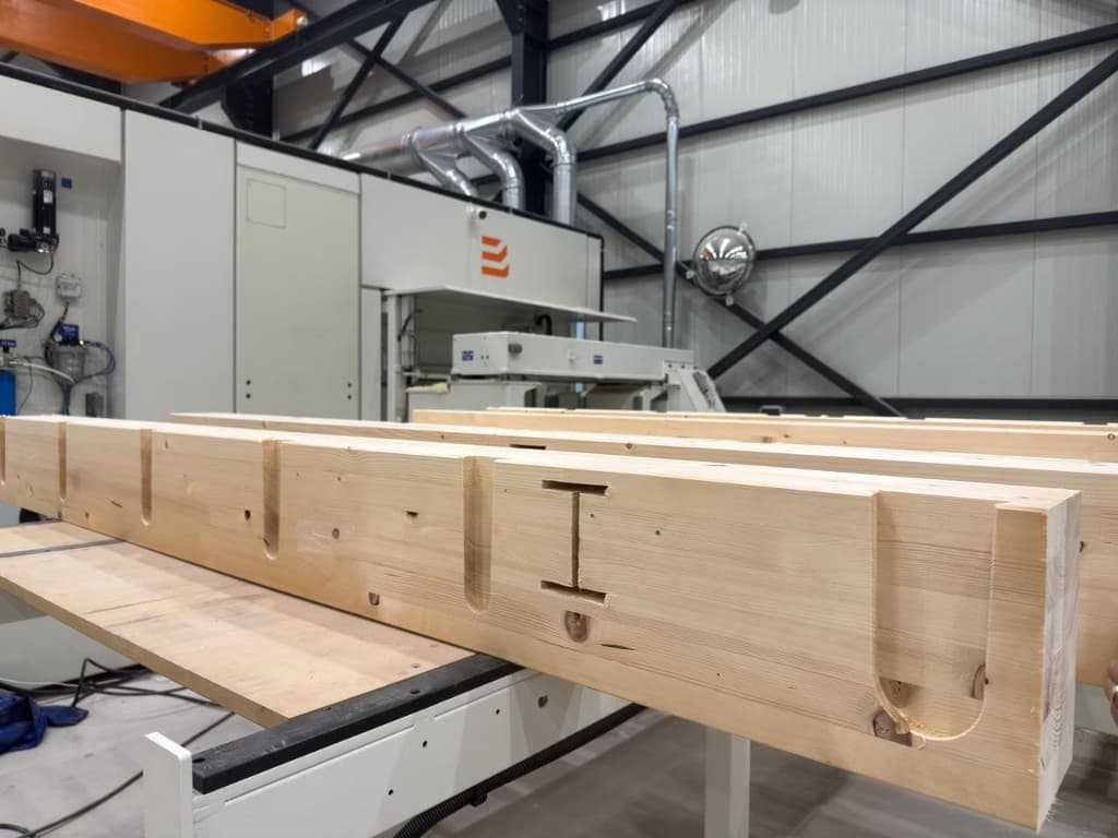 Präzise CNC-bearbeitete Holzbalken